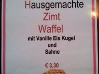 Zimt Waffel mit Vanille Eis Kugel